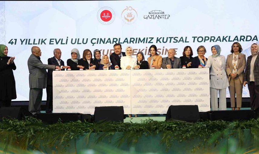 Bakan Göktaş, uzun yıllık evli çiftlere umre hediyesi için kura çekti