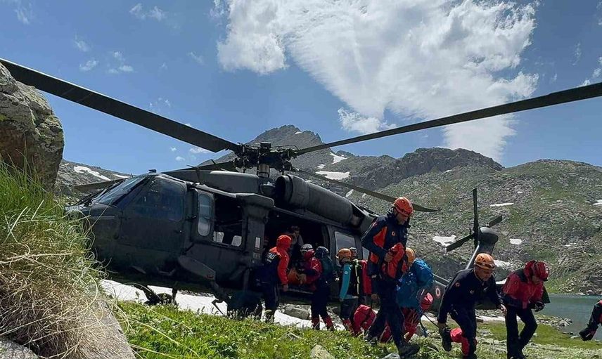 Verçenik Dağı’nda yaralı kadın dağcıya helikoptere ulaştırma operasyonu