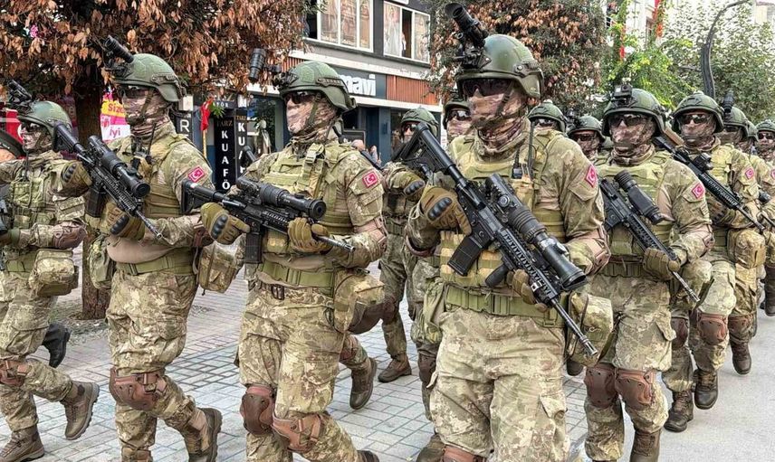 Bolu'da 29 Ekim coşkusu: Komandolar gösterisi vatandaşları büyüledi