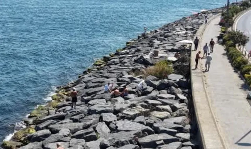 İstanbul'da sıcak havalar nedeniyle Sarayburnu'na akın