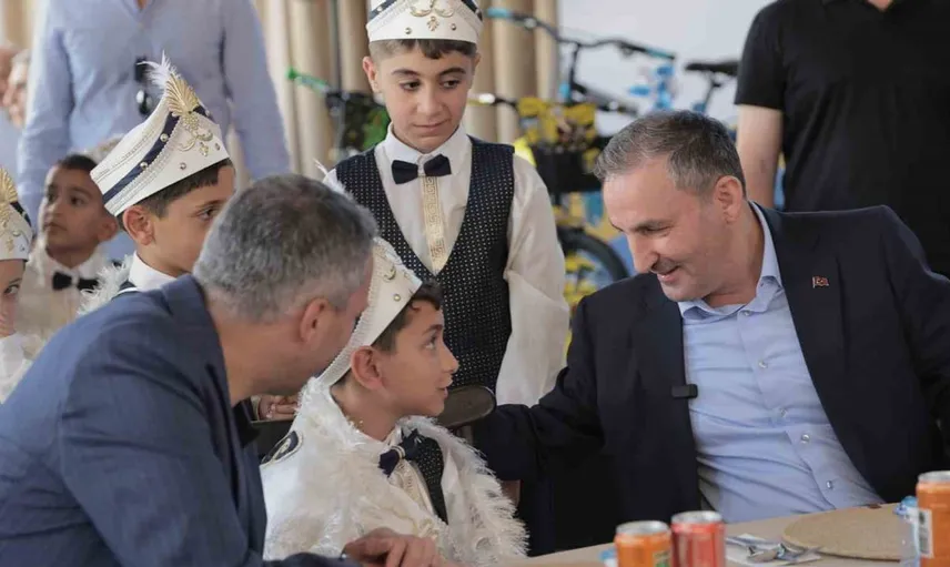 Sultanbeyli'de sünnet şöleni coşkusu: 150 çocuk taçlandırıldı