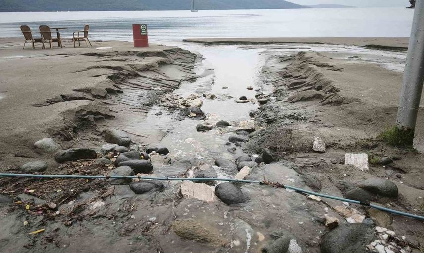 Muğla'da şiddetli yağışlar sahili vurdu, akçay mahallesindeki kumlar denize aktı