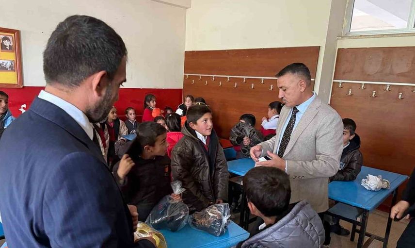 Patnos'ta ihtiyaç sahibi öğrencilere kış yardımı: 100 öğrenciye mont ve bot dağıtıldı