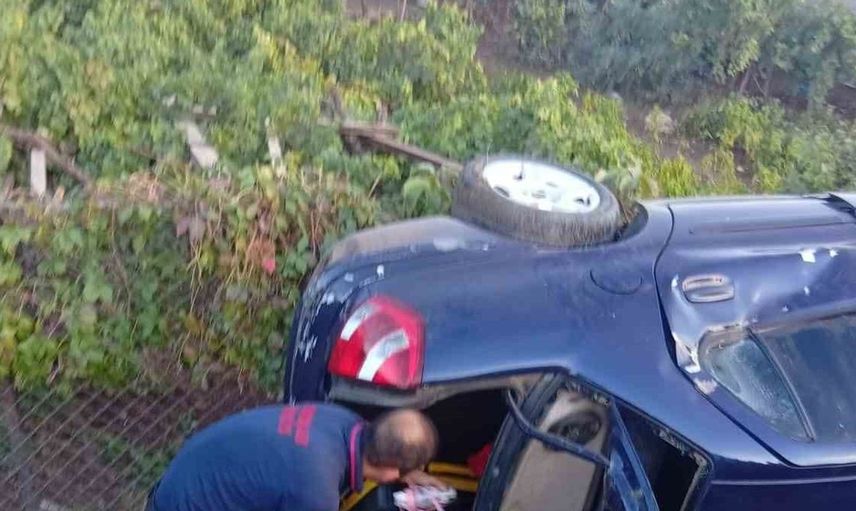 Kurtalan'da otomobil bahçeye uçtu, 4 kişi yaralandı