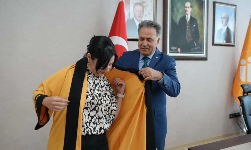 İnönü Üniversitesi'nde iki akademisyene cübbe giydirildi
