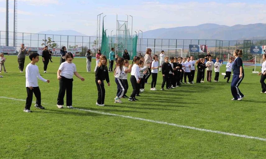 Safranbolu’da spor şöleni: Öğrenciler ve aileler geleneksel oyunlarla bir araya geldi