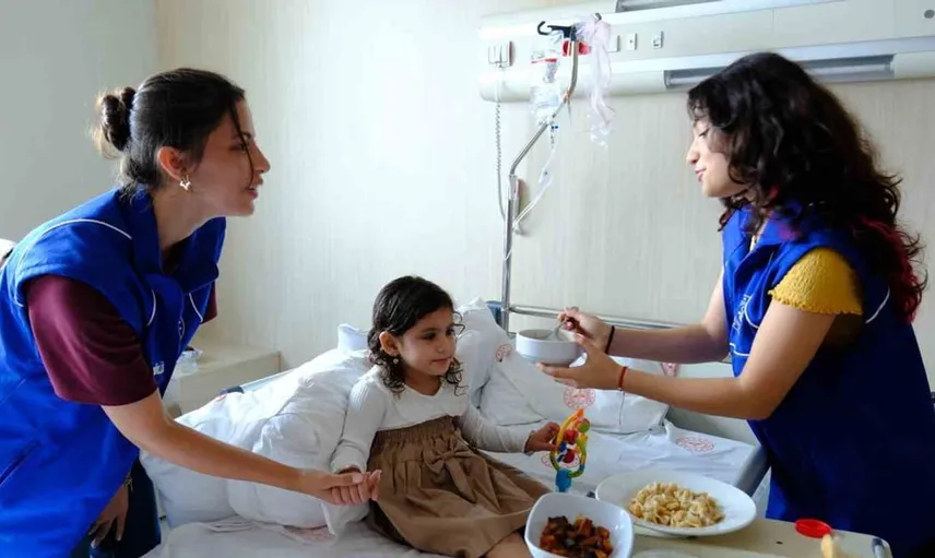 Gönüllü gençlerin hastalara sarılan elleri: Umut ve moral kaynağı oldular