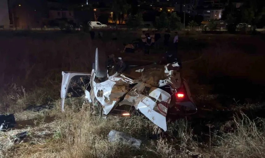 Bursa'da direksiyon hakimiyetini kaybeden otomobil tarlaya uçtu