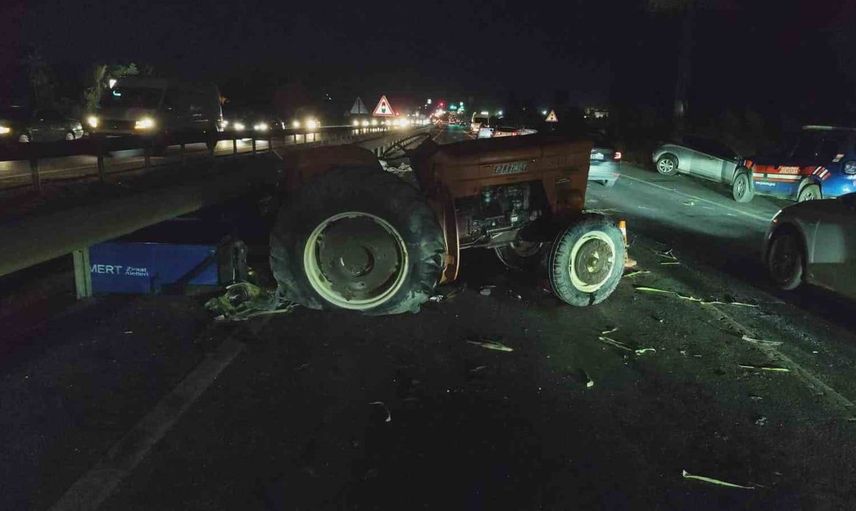 Otomobilin traktöre çarpması sonucu ağır yaralılar var