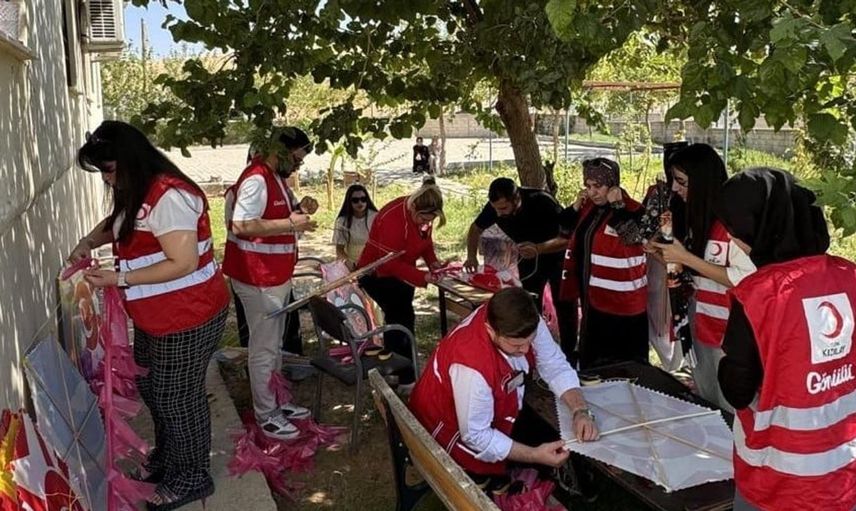 Cizreli öğrencilerden Gazze'deki çocuklara umut dolu uçurtmalar