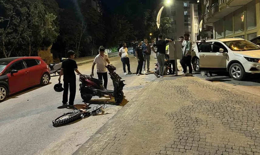 Niğde'de elektrikli motosiklet ile otomobil çarpıştı: Sürcü hastaneye kaldırıldı