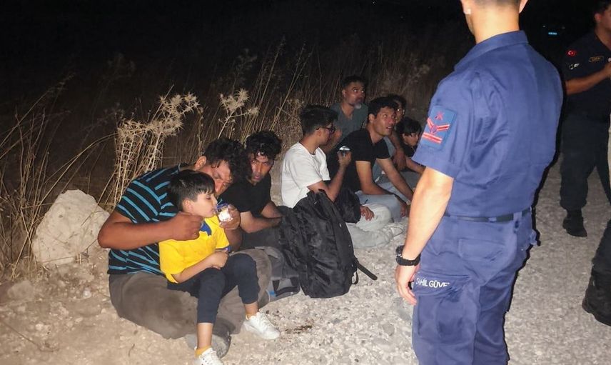 Çeşme'de göçmenlerin yardım çağrısına ekiplerden anında yanıt