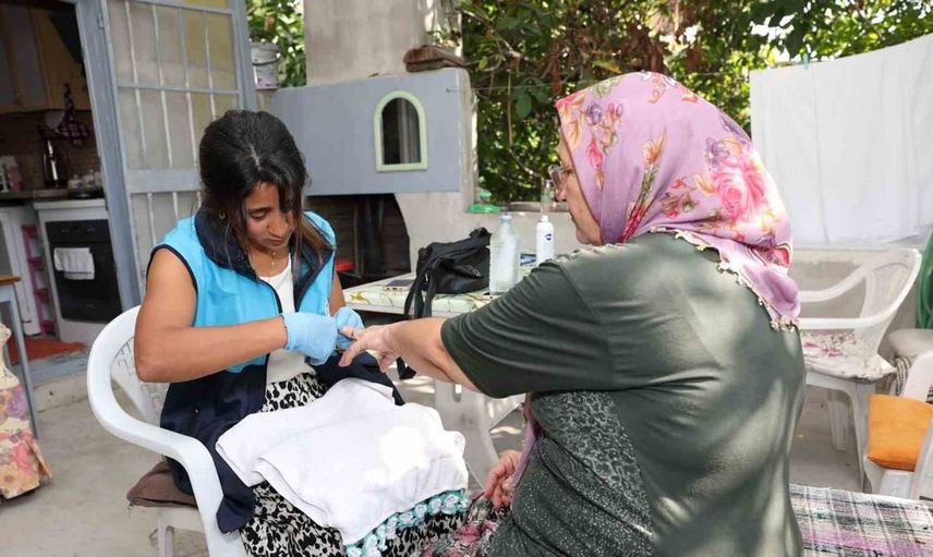 Akdeniz Belediyesi, yalnız yaşayan vatandaşlara destek veriyor