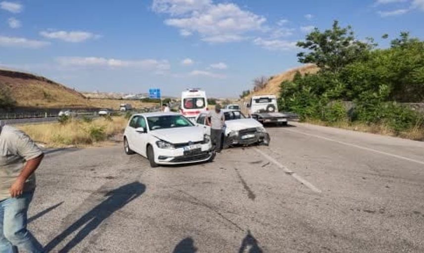 Kırıkkale'de iki otomobilin çarpışması sonucu 5 kişi yaralandı