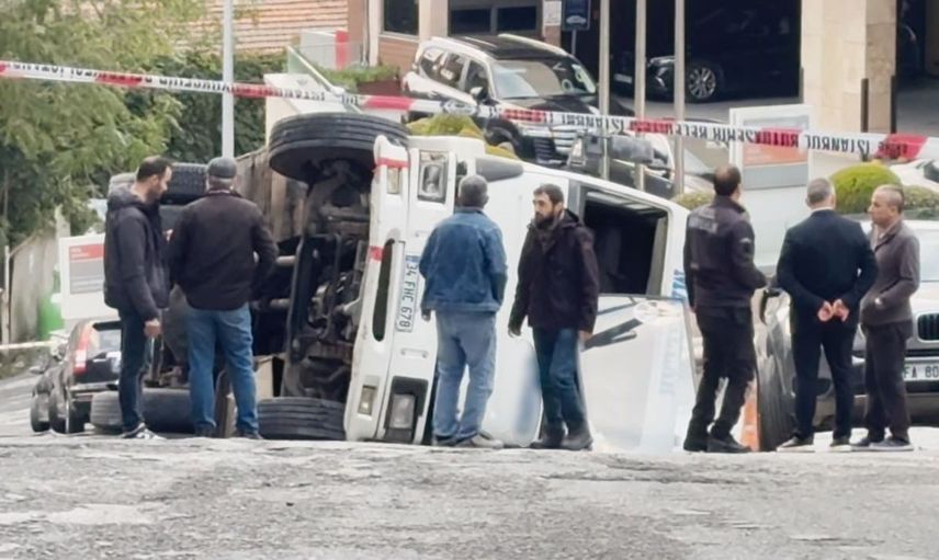Beyoğlu'nda kontrolden çıkan kamyon, caddede trafiği aksattı