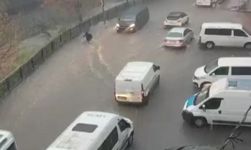 Esenyurt'ta sağanak sonrası suya kapılan kadın vatandaşlar tarafından kurtarıldı