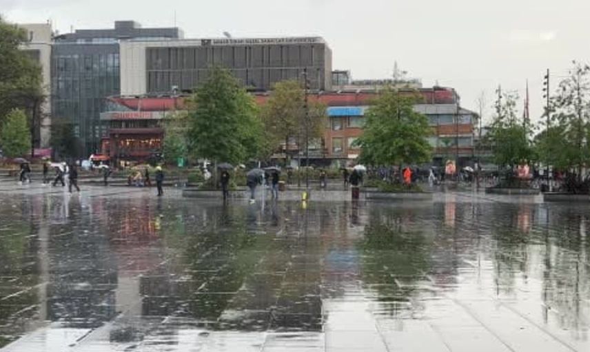 İstanbul'da sabah sağanak yağış günlük yaşamı olumsuz etkiledi