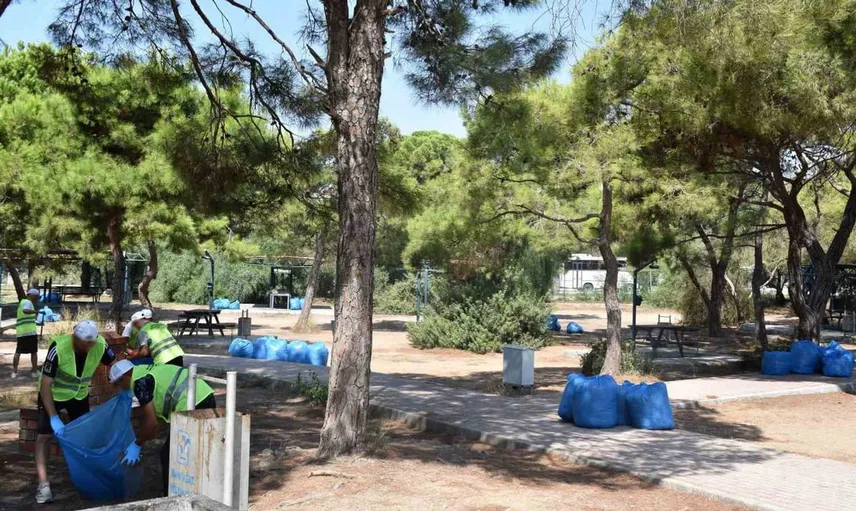 Manavgat'ta hükümlüler çevre temizliğinde gönüllü olarak çalışıyor