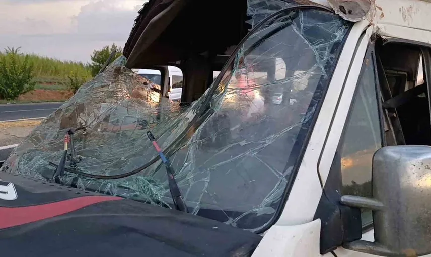 Şanlıurfa'da tarım işçilerini taşıyan minibüs devrildi: 15 kişi yaralandı