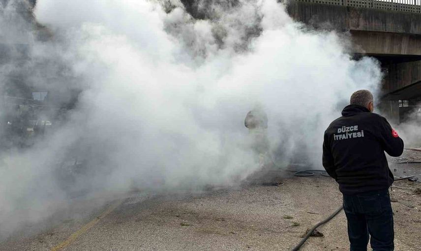 Düzce'de patlayan lastik tırı köprüden aşağıya itti: Sürücü mucizevi şekilde kurtuldu