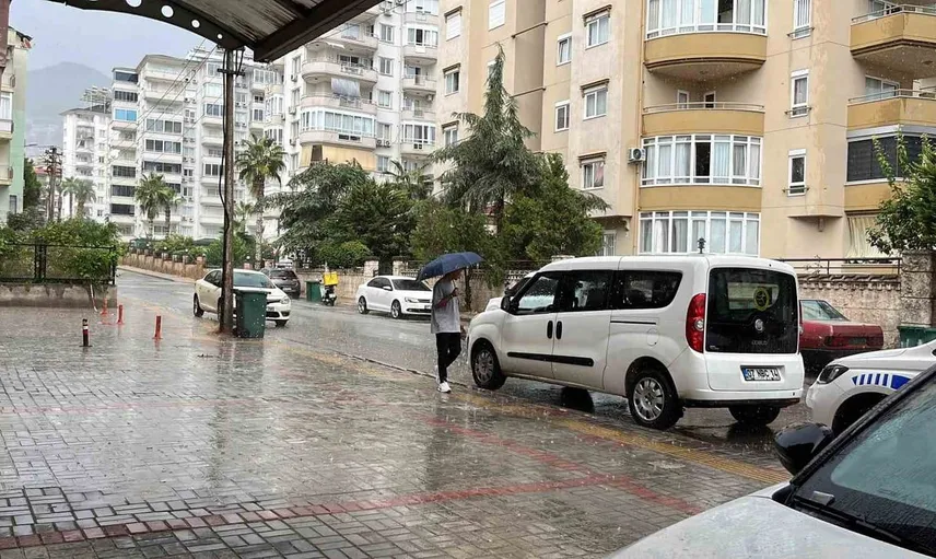 Alanya'da sağanak yağış hayatı kısa süreliğine durdurdu