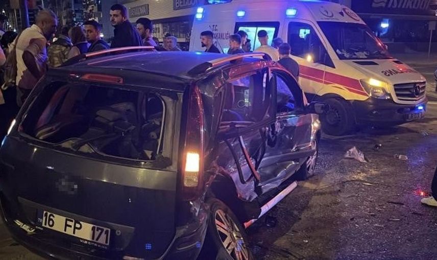 Bursa'da ters yöne giren otomobil kazaya karıştı: 7 yaralı