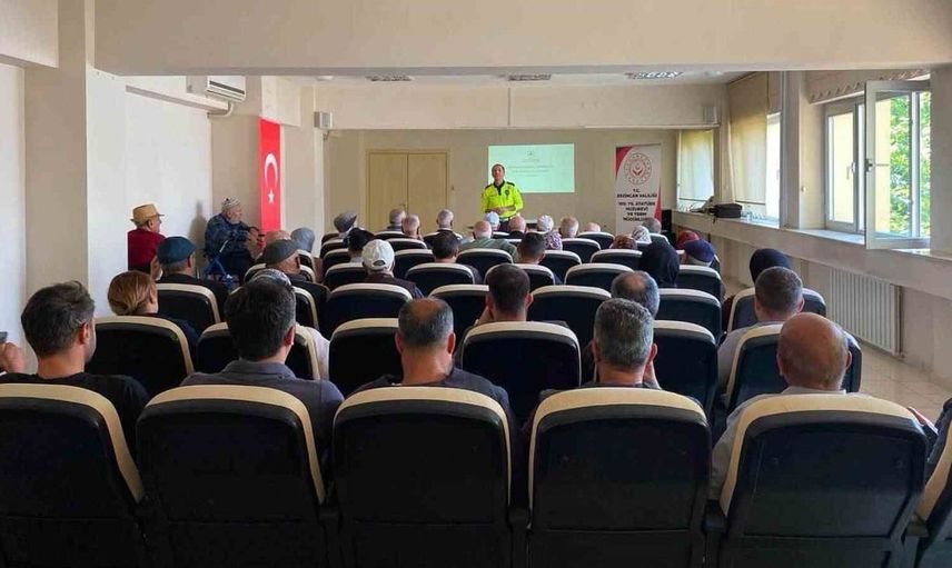 Erzincan'da huzurevi sakinleri ve çalışanlarına trafik güvenliği eğitimi verildi