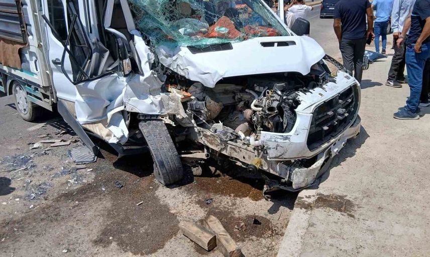 Cizre'de kamyonet ile dolmuş çarpıştı: 1’i çocuk 4 yaralı