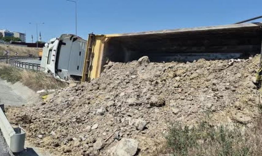 Sultangazi'de hafriyat yüklü kamyon devrildi, sürücü yara almadı