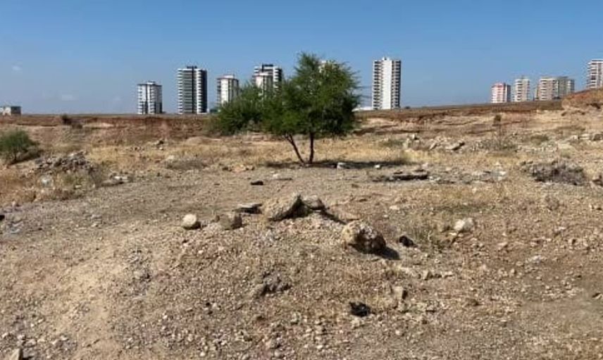 Adana'da bir genç boş arazide hayatını kaybetti