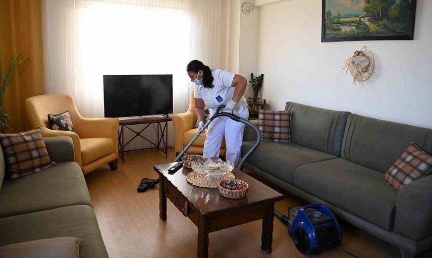 Kuşadası'nda evde bakım hizmetleri ihtiyaç sahiplerinin yanında