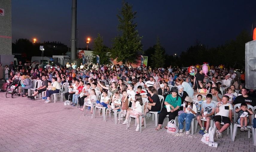 Batıkent mahallesi'nde açık havada sinema keyfi