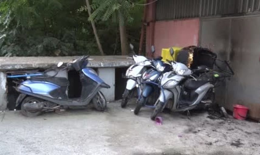 Kadıköy'de motosikletler ateşe verildi, 4 araç kullanılamaz hale geldi