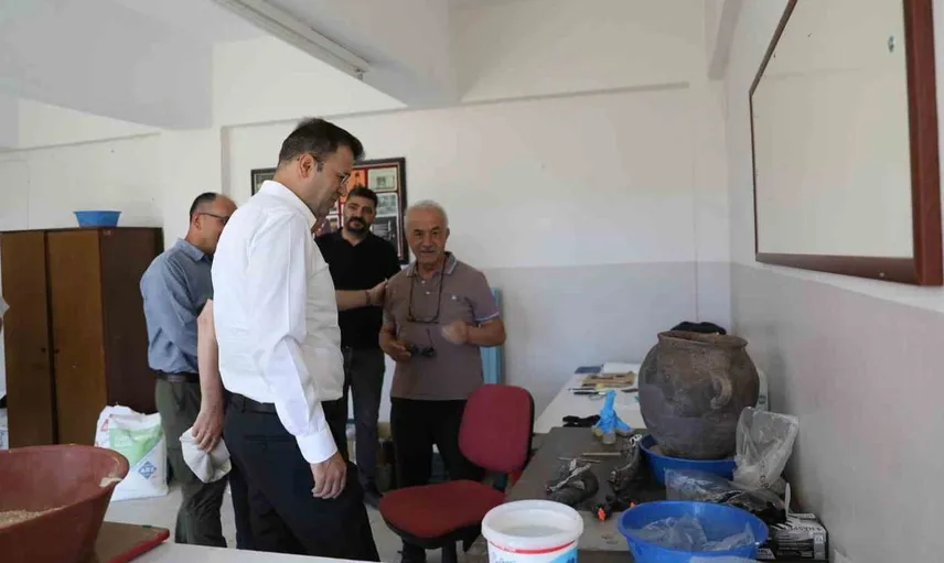 Niğde valisi akmeşe, kınık höyük kazısında önemli incelemelerde bulundu