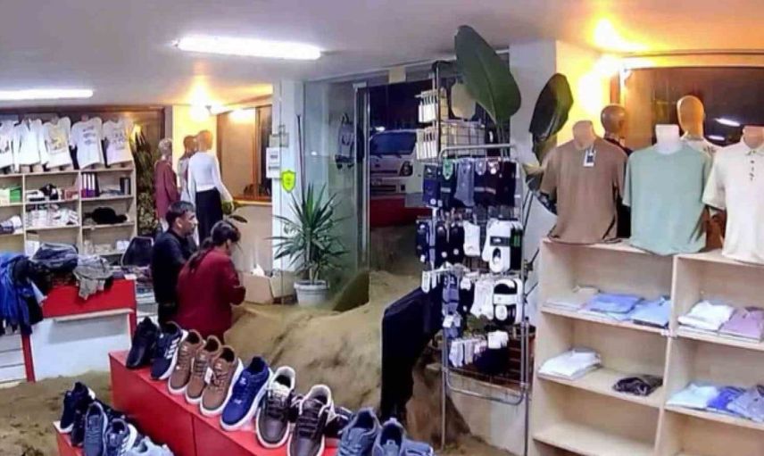 Ayazağa'da sağanak yağış, 20 yıllık mağazayı yerle bir etti