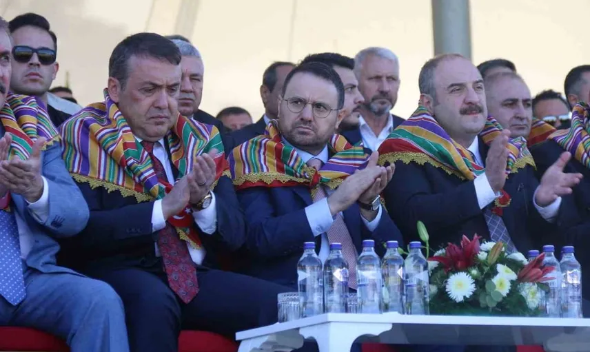 Ertuğrul Gazi şenliklerine katılan Adalet Bakanı Gürlek, dikkat çekici anlarıyla gündemde