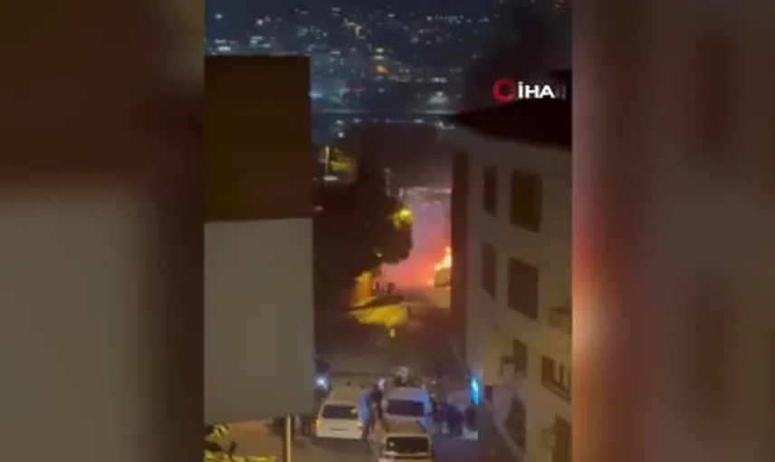 Eyüpsultan'da hafif ticari araçta yangın: Araç tamamen yok oldu
