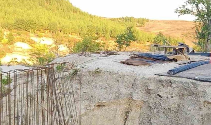Karabük'te yol çalışmasına dikkat etmeyen sürücü şarampole devrildi