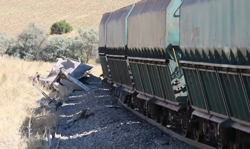 Malatya'da yük treni kamyona çarptı: 1 kişi yaralandı
