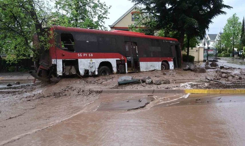 Şili'de sel felaketi, onlarca araç sulara kapıldı ve 6 kişi yaralandı