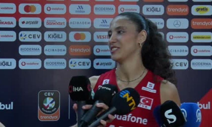 Deniz Uyanık, milli formayı giymenin gururunu yaşıyor