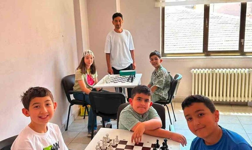 Eskişehir'de gençler yaz okulunda hem eğleniyor hem öğreniyor