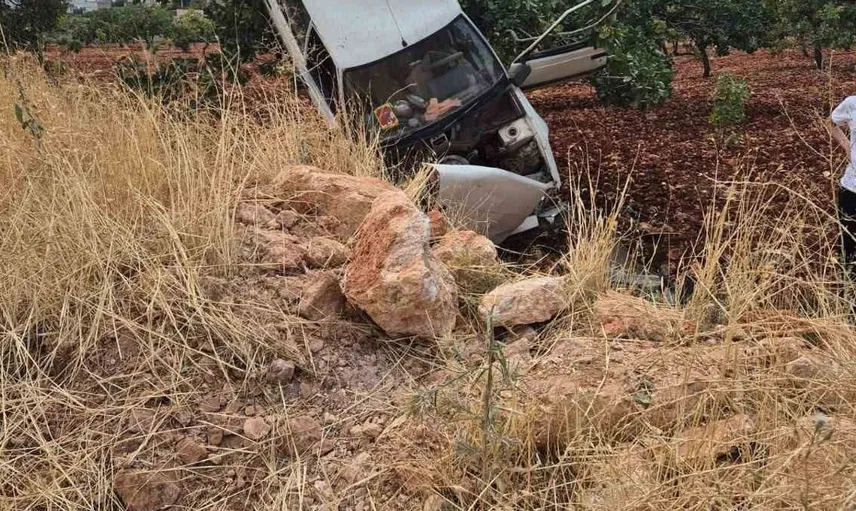 Fıstık ağacında mahsur kalan otomobil kazasında iki kişi yaralandı