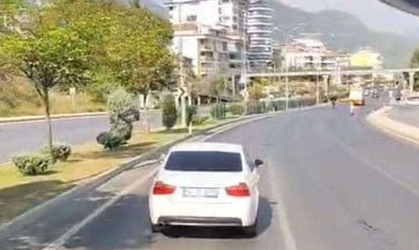 Alanya’da itfaiyeye yol vermeyen sürücü cep telefonu kamerasına yansıdı