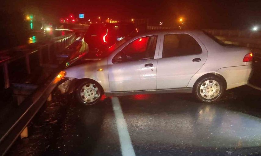 Keşan'da trafik kazası: Bariyerlere çarpan otomobilin sürücüsü hastaneye kaldırıldı