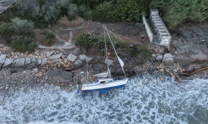 Mersin'in Erdemli ilçesinde fırtınada tekne kıyıya vurdu