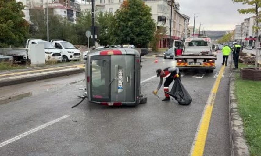 Sivas'ta ağaca çarpan araç yan yattı, 4 kişi yaralandı
