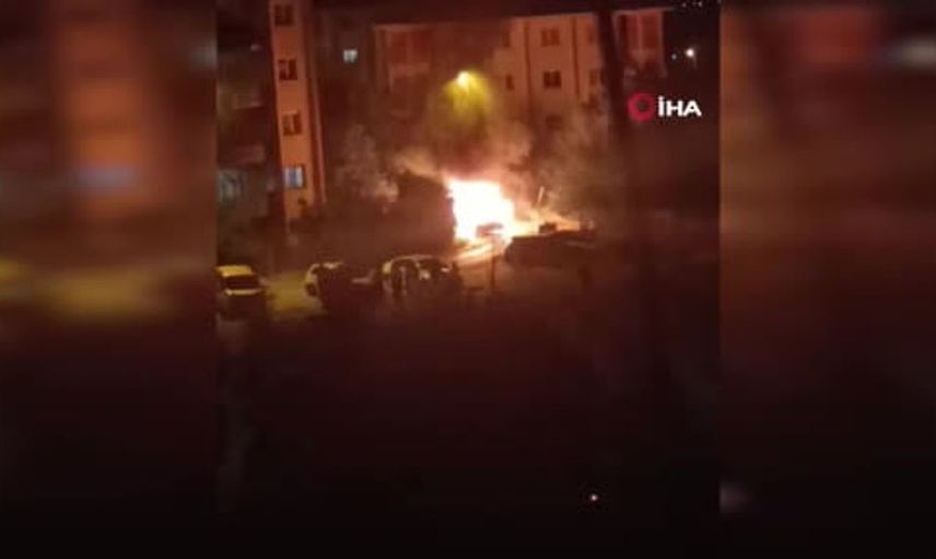 Batman'da park halindeki otomobil yangında kullanılamaz hale geldi