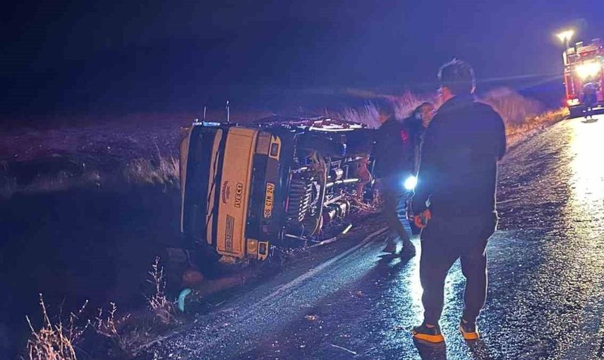Sivas'ta devrilen kamyon kazası: 3 yaralı, biri ağır