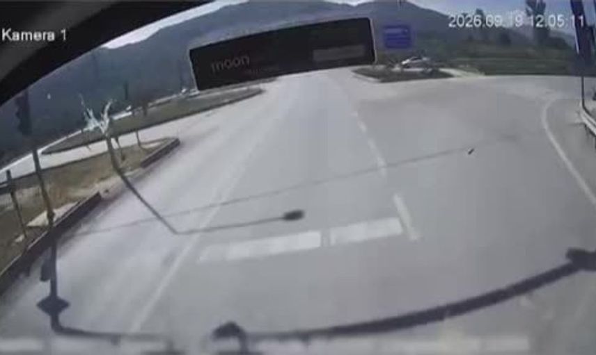 Gemlik'te belediye otobüsü ile otomobilin kaza anı güvenlik kamerasında yer aldı